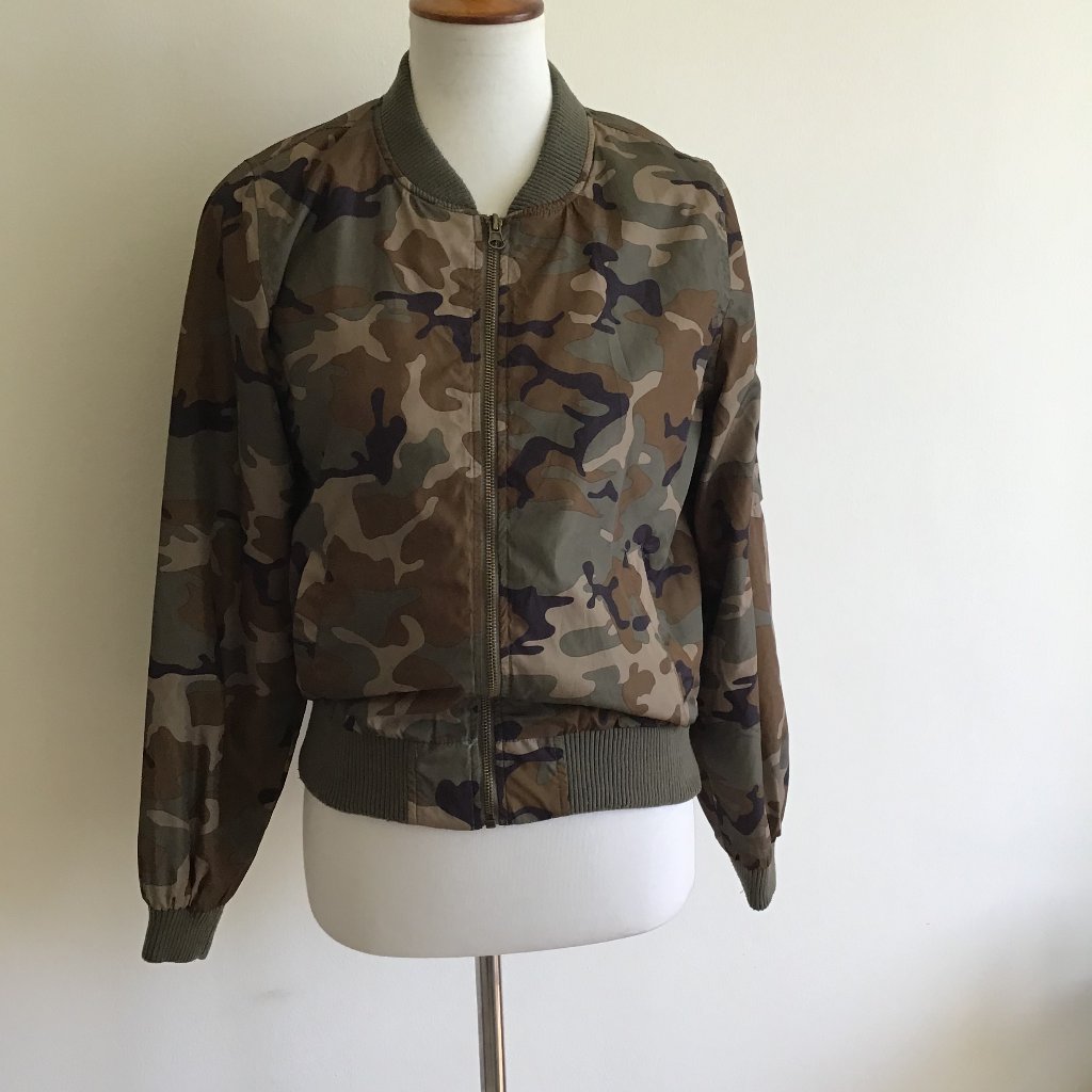 Forever 21 Women's Camo Camouflage Jacket Full Zipped